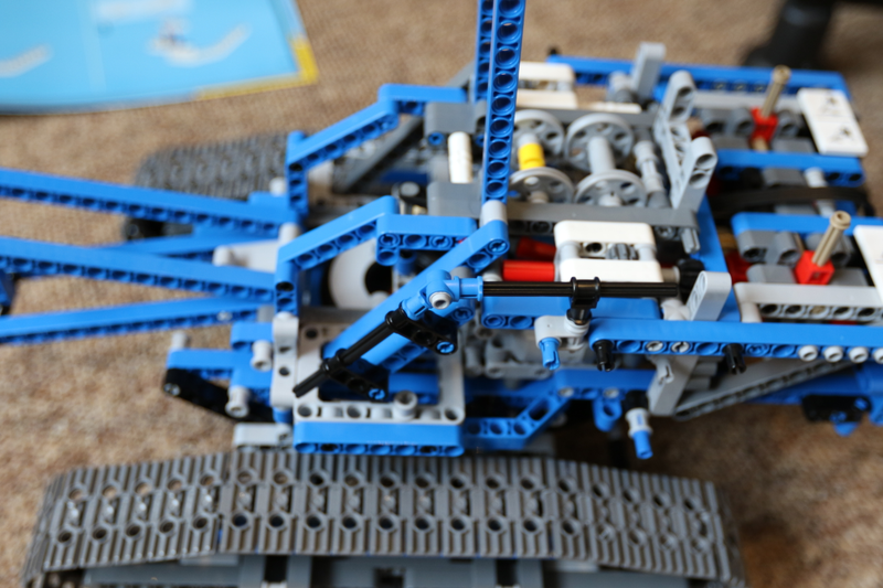 Illustration for article titled Lego Technic Crawler Crane: The Oppo Review
